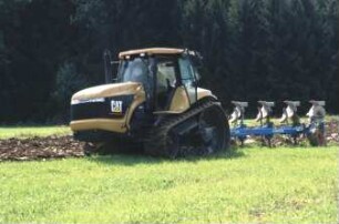 Fotografie: Raupentraktor, Gummiraupenlaufwerk, Volldrehpflug