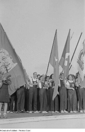 Tanzdarbietung von Volkstanzgruppen