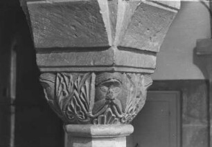 Kapitell mit Palmetten und bärtigen Gesichtern