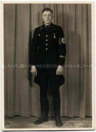 Foto eines Soldaten der 1. SS-Panzer-Division in Uniform - Personenkonvolut