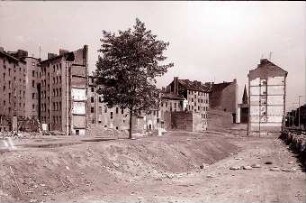 Berlin: Trümmergrundstück und alte Mietskasernen; Mariannenstraße-Skalitzerstraße
