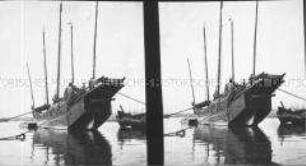 Chinesische Seedschunke im kleinen Hafen von Tsingtau