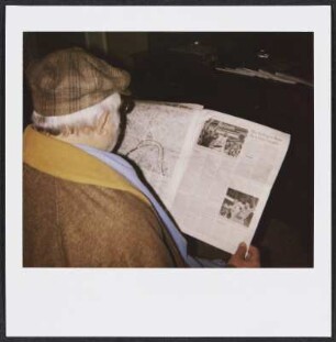 Wolfram Siebeck liest eine englische Zeitung in Moskau