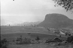 Tafelberg : Blick auf eine hügelige Landschaft mit Trachyt-Tafelberg