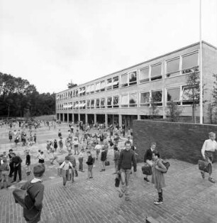 Einweihung der Ernst-Reuter-Schule in der Waldstadt.