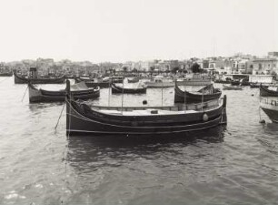 Ortsansicht mit Fischerbooten im Hafen