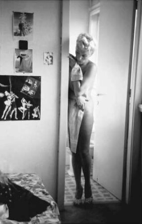 Bukarest: [Hotel] Lido: Hilda Sando im Bad