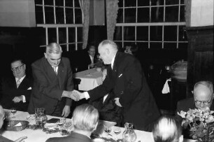 Freiburg: Jägerhäusle; Prof. Vogt dankt Präsident Schill