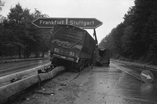 Unfall eines LKW-Lastzugs am Autobahndreieck Karlsruhe