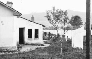 Sofia: Hof auf dem Südhang von Sofia, mit Witoscha[gebirge]