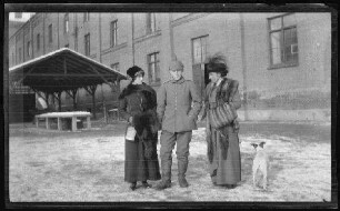 München, Max-II-Kaserne: (von links) "Elisabeth Freiin von Crailsheim, Hannibal Freiherr von Crailsheim und Hella Freifrau von Crailsheim" (mit Hund an der Leine) im Kasernenhof im Schnee