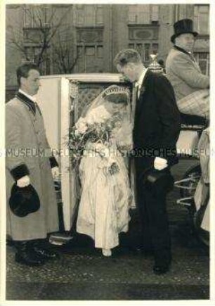 Brautpaar mit Hochzeitskutsche