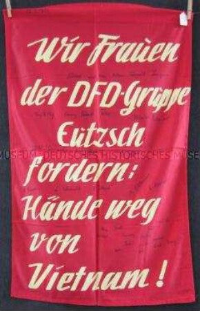 Fahne des Demokratischen Frauenbundes Deutschlands Gruppe Eutzsch zur Vietnamsolidarität