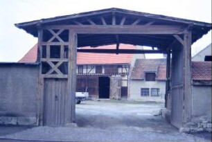 Fachwerkkonstruktion als Hofzufahrt