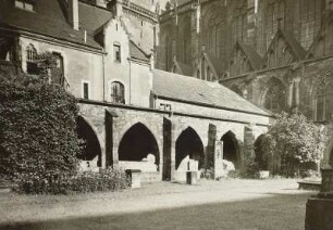 Magdeburg, Dom St. Mauritius und St. Katharina, Außenaufnahme : Kreuzgang, Westflügel vom Kreuzgarten gesehen