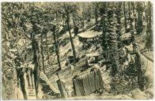 Unterstände im Wald