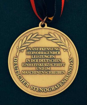 Bronzemedaille Deutsche Meisterschaften in Kurzschrift und Maschinenschreiben in Leverkusen 1993 am schwarz-rot-goldenen Band : Sammlung Deutscher Stenografenbund. Bronzemedaille Deutsche Meisterschaften in Kurzschrift und Maschinenschreiben in Leverkusen 1993 am schwarz-rot-goldenen Band. Messing, patiniert; Durchmesser 50 mm, Gewicht 38,5 g (1993; Deschler & Sohn, München). Dresden: SLUB R c 0568