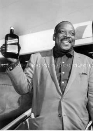Der Jazz-Musiker Count Basie ist in Berlin mit seinem Orchester eingetroffen.
