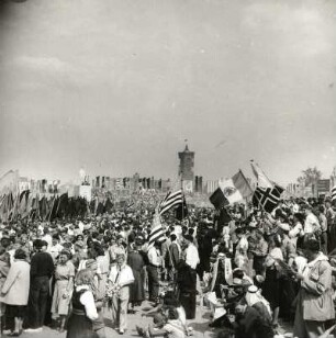 Berlin. III. Weltfestspiele der Jugend und Studenten. Demonstration auf dem Karl-Marx-Platz