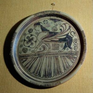 Rhodos, Archäologisches Museum. Orientalisierende Platte mit geflügelter Sphinx. Aus Kamiros