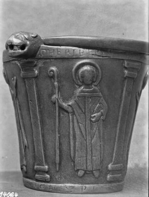 Weihwasserkessel mit der Figur des segnenden Christus, der Muttergottes, des heiligen Heribert und des Abtes Hartmann von Deutz — Heiliger Heribert