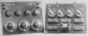 Entwicklungsstufen eines Rundfunkempfängers: 2. Grundbrett mit Kondensatoren, Radiofrequenz : 70001230Technikgeschichte | Elektrotechnik | Radiotelegraphie und -telephonie | Aus der Fabrikation der Rundfunkempfänger (Radiofrequenz) | Entwicklungsstufen eines Rundfunkempfängers
