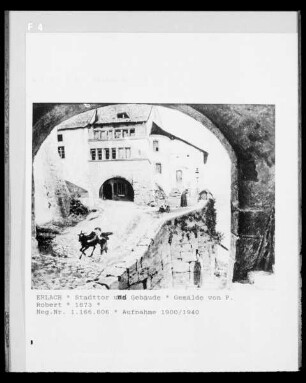 Stadttor und Gebäude in Erlach