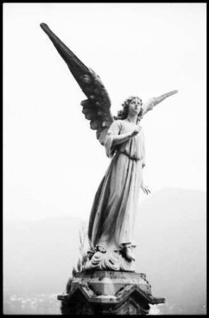 Morcote: Engelfigur über dem Friedhof