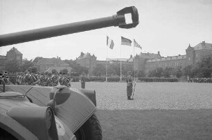 Verabschiedung des langjährigen Kommandanten der französischen Garnison Karlsruhe Oberst Robert Parouti.