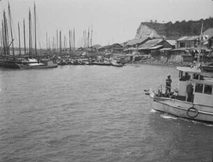 Hafen von Misumi : Blick zur Küste mit Hafengebäuden