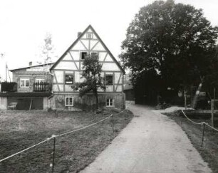 Lichtenberg, Trassenweg 31. Gehöft. Wohnstallhaus mit Anbau und Wirtschaftsgebäude. Straßenansicht mit Zufahrt