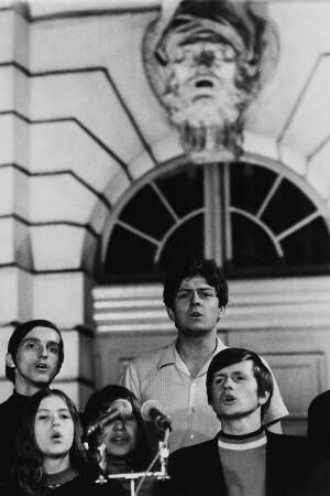 Konzert anläßlich der Werkstattwochen der FDJ-Singebewegung in Berlin vor dem ehemaligen Zeughaus (Museum für Deutsche Geschichte)