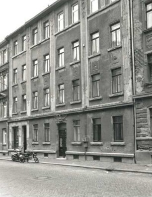 Leipzig-Lindenau, Helmholtzstraße 9. Wohnhaus. 1. V. 20. Jh. Straßenansicht