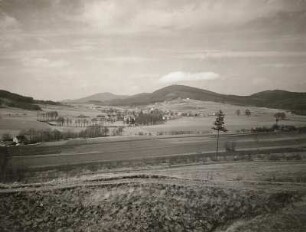 Halbau (obersorbisch Jiłow). Ortsansicht mit Hochstein (rechts) und Schleifberg (links). Blick vom Südgipfel des Bubeniks nach Westnordwesten