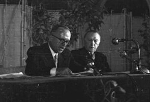 Baden-Baden: Kurhaus; am Tisch; Hallstein und Adenauer