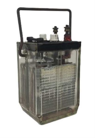 Akkumulator ( Batterie ) im Glasbehälter