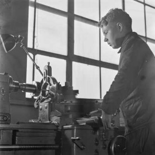 Lehrling von Borgward an einer Drehmaschine