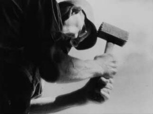 Szene aus dem DEFA-Dokumentarfilm "Dresden": Arbeiter beim Bau der "Brücke der Einheit" (Albertbrücke)