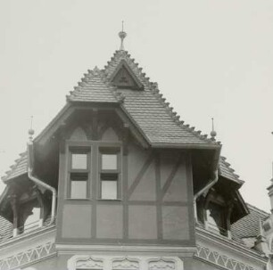 Cottbus, Berliner Straße 54. Wohnhaus (um 1910). Dachaufbau mit Ecktürmchen