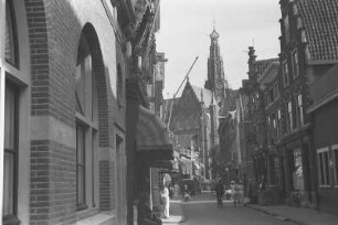 Straßenansicht von Amsterdam : Straßenflucht in Amsterdam mit der Oude Kerk (Alte Kirche) im Hintergrund