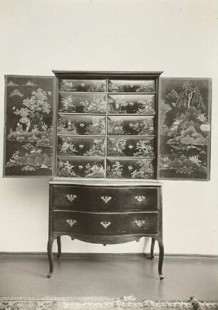 Schwarzer Lackschrank mit farbigen Chinoiserien