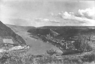 Oberes Mittelrheintal mit Oberwesel und der Schönburg. Blick vom linksrheinischen Hochufer über den Rheinbogen nach Süden