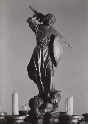 Totenleuchter: Figur des Sankt Michael