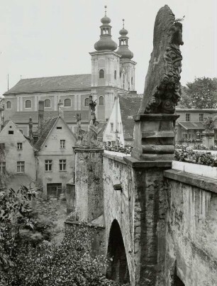 Steinbrücke mit barocken Statuen