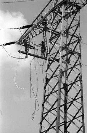 Singen: Monteure auf Zuleitungmast