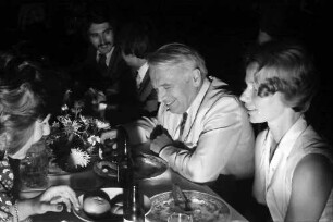 24. Tagung 1974 Chemiker; Studentenabend mit den Nobelpreisträgern: Tisch mit Gerhard Herzberg und Frau Herzberg