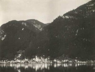 Ostalpen. Salzkammergut. Hallstatt am See. Ansicht vom See aus