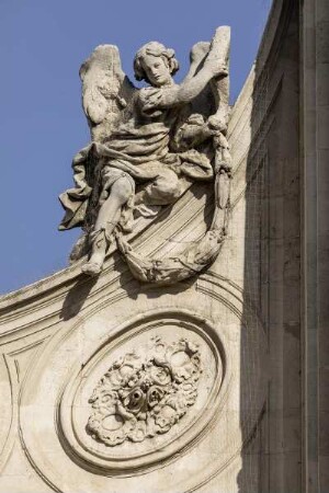 Westfassade — Engel mit Girlanden — Engel mit Girlande
