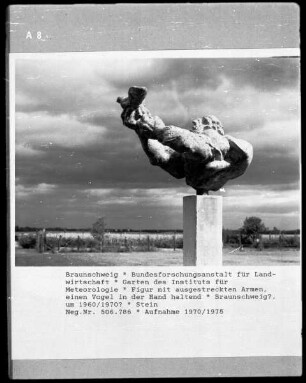 Figur mit ausgestreckten Armen, einen Vogel in der Hand haltend