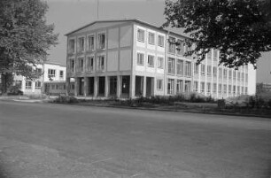 Dresden-Striesen, Fetscherstraße 2. 6. Mittelschule (1957-1958; G. Kintzer, E. Kubin). Straßenansicht